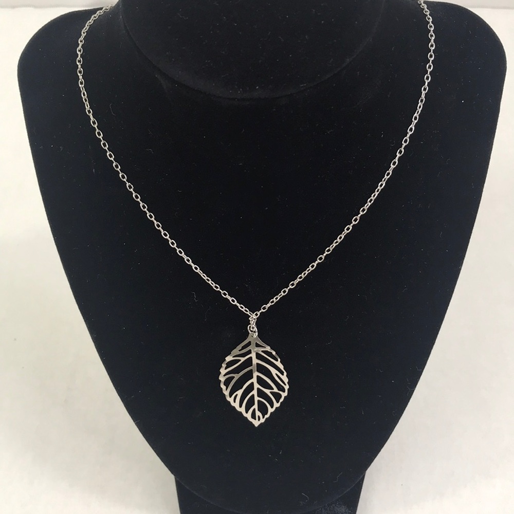 Silver color single leaf 18” necklace NWOT